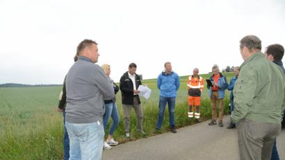 Bild: Beyerlein, Walter [BEY] (W.BEYERLEIN@T-ONLINE.DE)
Antragsteller Manfred Strigl (Mitte, im blauen Anorak) erläutert Bürgermeister Rainer Rewitzer und den Mitgliedern des Bauausschusses die Vorgehensweise bei der Errichtung der Photovoltaikanlage auf dem Grundstück im Hintergrund.