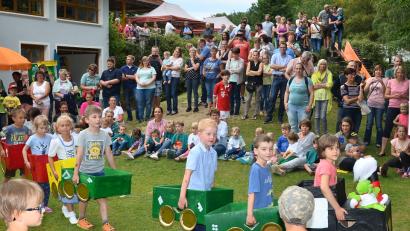 Bild: fjo
Das Jolinchen-Sommerfest verwandelte den Kindergarten zur großen Bühne mit einem staunenden Publikum.       Bild: fjo