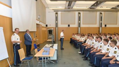 Bild: exb
Leitender Polizeidirektor Ludwig Härtl,  Bürgermeister Armin Schärtl und Polizeioberrat Helmar Termer (von links)  begrüßten die auszubildenden Beamten am Standort Nabburg.