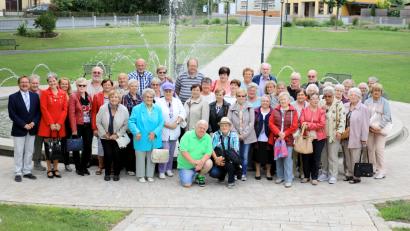 Bild: njn
Berührungsängste zwischen den Senioren aus Plesna und Erbendorf gibt es nicht. Beim zweiten Seniorentreffen freuten sie sich auf ein Wiedersehen. Mit auf dem Bild Bürgermeister Hans Donko (links), die Kulturbeauftragte der Stadt Plesna Doris Bigasová (dritte von links) und Übersetzerin Silva Hornová (fünfte von links).
