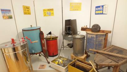 Bild: Harald Mohr
In der Ausstellung im Schwandorfer Stadtmuseum sind auch diese Honigschleudern und andere Gerätschaften zu sehen.