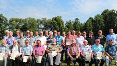 Bild: cs
Auf die Pioniere aus dem Gründungsjahr der Flembachkickers warten während der Jubiläumsfeier am Sonntag Urkunden und Gutscheine. Elf Mitglieder bringen es auf 25 Jahre. Mit im Bild (von rechts, stehend) Bürgermeister Joachim Neuß, Wolfgang Schleicher und Vorsitzender Christian Schatz.