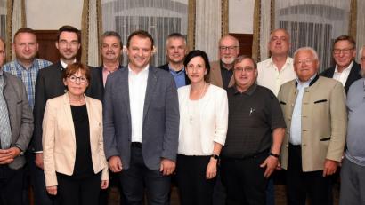 Bild: Benedikt Grimm
Der Leuchtenberger Bürgermeister Anton Kappl (Sechster von links) bleibt Vorsitzender der Kommunalpolitischen Vereinigung in der CSU. Stellvertreter bleiben Dr. Stephan Oetzinger (Dritter von links) und Carmen Pepiuk (nicht im Bild).
