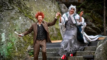 Bild: Florian Miedl
Auktionator Paul Kaiser versteigerte das Kleid der Grizabella aus Cats, das Nikola Norgauer präsentierte.