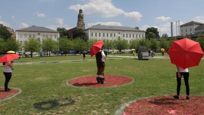 Bild: Wolfgang Steinbacher
Hier spielt Team Rot alias "Creative Amberg und Brigitte": Beim Riesen-Mensch-ärgere-Dich-nicht schlüpften je vier Spieler mit Sonnenschirmen ihrer Farbe in die Rolle der "Manschkerln", die übers Spielfeld ziehen.