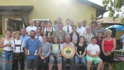 Bild: bk
Die Pokal- und Preisgewinner im Einzel und bei den Mannschaften werden ausgezeichnet, an der Spitze Hans Hermann (vorne, in der Mitte sitzend) als Gewinner der Bürgerscheibe.