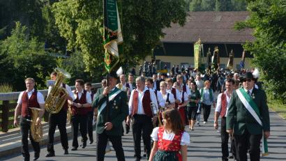 Bild: jr
Über 30 Vereine beteiligten sich an einem stattlichen Kirchenzug anlässlich des 95. Geburtstag von „Tell“ Hundsbach. Angeführt wurde der Zug von der Münchenreuther Bauernkapelle.