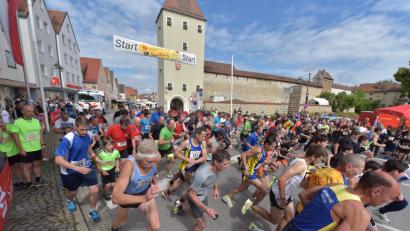 Bild: Ziegler
Das neue Organisationsteam belässt beim 31. Stadtlauf in Sulzbach-Rosenberg vieles beim Alten, auch den Start am Stadtturm. Neu ist hingegen, dass Männer auch die kürzere Damen-Strecke und Frauen die längere Distanz der Männer laufen dürfen.