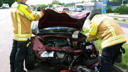 Bild: gf
Der Lenker dieses Opels geriet aus bislang ungeklärten Gründen auf der Nürnberger Straße in Höhe der Aral-Tankstelle auf die beiden Fahrspuren des Gegenverkehrs.
