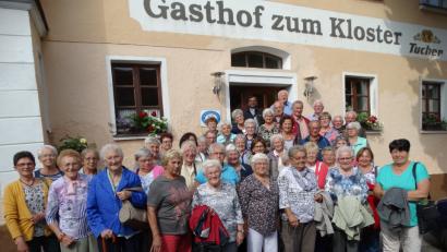 Bild: ct
Die Schlichter Senioren vor dem Gasthof zum Kloster in Gnadenberg; hinten links Pfarrvikar Hruday Madanu.