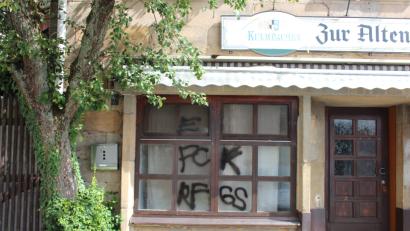 Bild: stg
An Gebäude in Kemnath haben Unbekannte in der Nacht von Samstag auf Sonntag rechtsradikale Parolen gesprayt.