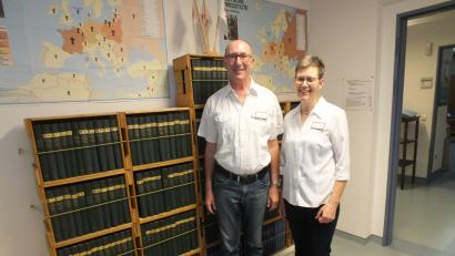 Bild: Harald Mohr
Gerhard und Martina Hofbauer haben das Museum aufgebaut. Hier zeigen sie den Suchdienst des Roten Kreuzes.