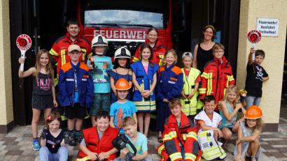 Bild: du
Schüler der dritten Grundschulklasse besichtigen mit ihrer Lehrerin Doris Neumann (hinten, rechts) Geräte und Einrichtungen der Feuerwehr mit Brandschutzerzieher Reinhard Eckert und stellvertretender Kommandantin Carola Adam (hinten, von links)