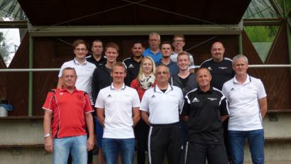 Bild: exb
Die Schiedsrichter der Gruppe Weiden absolvierten ihren Vorbereitungslehrgang auf die neue Saison. Das Bild zeigt die Teilnehmer mit Gruppenschiedsrichterobmann Willi Hirsch (links), Lehrwart Manfred Naber (rechts) sowie den Lehrstabsmitgliedern.