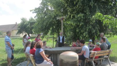 Bild: exb
Innehalten der Gemeindepilger bei strahlendem Sonnenschein am neugestalteten Escheldorfer Dorfplatz und –kreuz.