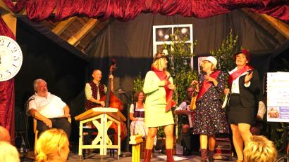 Bild: fvo
Nikolaus Globisch, Werner Winter, Sabine Pschibl (sitzend, hinten), Steffi Daubenmerkl, Sigi Winter (hinten sitzend), Doris Völkl und Andrea Götz begeistern die Zuhörer.