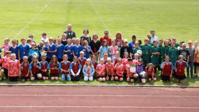 Bild: njn
Die ersten vier Siegermannschaften des Fußball-Grundschulwettbewerbs "Klassenmeister" Tirschenreuth, Waldsassen, Waldershof und Mitterteich mit (hinterste Reihe von links) Organisator Alexander Köstler, Schulrätin Martina Puff, Konrektorin Beate Koch und dritter Bürgermeisterin Sonja Heindl (fünfte von links).