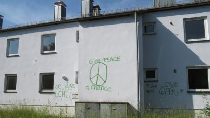 Bild: Polizei/exb
Die Botschaft ist friedlich, sie einfach auf eine Wand zu sprühen ist und bleibt aber Sachbeschädigung. In Kümmersbruck haben sich Schmierer ausgetobt.