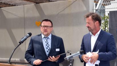 Bild: wku
Architekt Urban Meiller (rechts) übergibt Heimleiter Georg Müller symbolisch den Schlüssel des Hauses Rosenau.