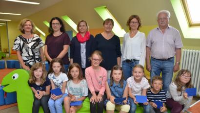 Bild: Dobmayer, Elisabeth [DOB] (DOBVOH@T-ONLINE.DE)
Drittklässlerin Linda Hager (vorne, Vierte von links) ist beste Leserin der Grundschule und wurde deshalb beim diesjährigen Vorlesewettbewerb zur Schulsiegerin gekürt. Die Jury hatte bestimmt keine leichte Aufgabe die beste Leserin zu bestimmen, denn immerhin waren alle Teilnehmer schon in ihren Klassen als beste Leser ermittel worden.