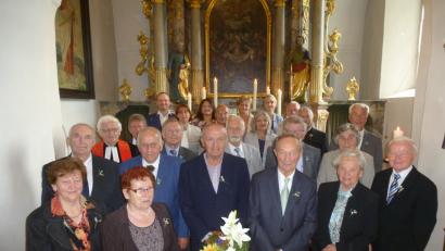 Bild: bk
Ihren Glauben und ihr Gottvertrauen haben 23 Jubelkonfirmanden erneuert. Karl Merkel und Alfred Prölß (vorne, von rechts) konnten die seltene Gnadenkonfirmation feiern.