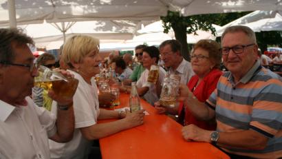 Bild: wro
Zum Fest des BRK zog es auch 2. Bürgermeister Fritz Holm mit seiner Gattin Christa (rechts).