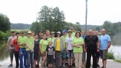 Bild: Frank Werner
Josef Wenzl (vorne, rechts), Klaus Wächter, Organisator vom ASV Reuth und Christina Schnurrer freuen sich mit den 11 Bewohner auf die Angelfreizeit.
