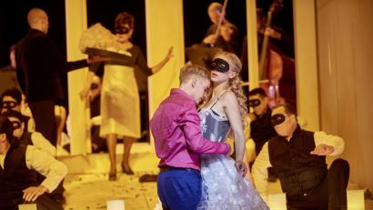 Bild: Martin Sigmund
Don Giovanni (Mattias Störmer) treibt ein falsches Spiel mit Zerlina (Martina Fender).