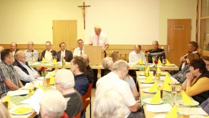 Bild: Neumann, Jochen
Bei der Mitgliederversammlung der Baugenossenschaft Erbendorf bescheinigte Aufsichtsratsvorsitzender Willi Müller (Rednerpult) eine sparsame Wirtschaftsführung. Vorstizender Dieter Döppl (Fünfter von links) erinnerte an das 100-jährige Bestehen im kommenden Jahr.