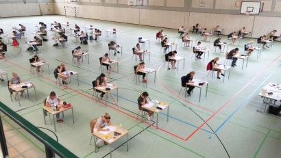 Bild: exb
In der Turnhalle rauchen die Köpfe der künftig staatlich geprüften Assistenten für Hotel- und Tourismusmanagement.