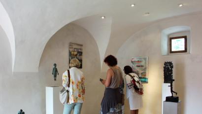 Bild: Dagmar Williamson
Kunstprojekt im alten Pfarrhof von Aschach. Aus der einstigen Scheune wurde nun eine Galerie.