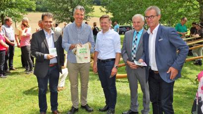 Bild: hl
Leonhard Zintl (von links), Dr. Strauß mit Sammelbeutel, MdL Reiß, G. Kopp und Bürgermeister Werner Nickl.