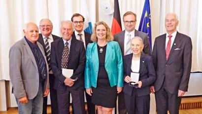 Bild: exb
Erika Odemer (Zweite von rechts) erhielt die Staatsmedaille für soziale Verdienste durch Ministerin Kerstin Schreyer (Mitte) überreicht. Es gratulierten (von links) Reinhold Malzer, Heinz Weigl, Helmut Hörger, Tobias Ehrenfried, Alexander Flierl und Arnold Kimmerl.