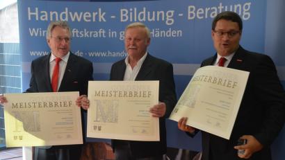 Bild: Kunz
Zwei Hände reichten nicht aus für drei Goldene Meisterbriefe, die Kammervizepräsident Konrad Treitinger (links) mit Geschäftsführer Alexander Stahl (rechts) an Handwerker Josef Voit überreichten.