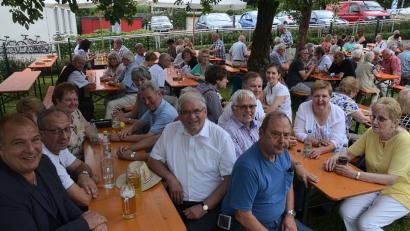 Bild: Kunz, Helmut [uz] (HELMUT.KUNZ-WEIDEN@T-ONLINE.DE)
Pfarrer Gerhard Pausch sitzt inmitten der Besucher beim Pfarrfest St. Johannes. Auch Gemeindemitglieder aus der Pfarrei Herz Jesu feiern mit.