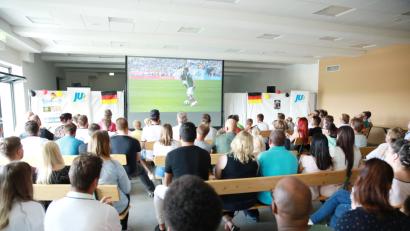 Bild: Neumann, Jochen [NJN] (jochen.neumann@erbendorf.de)
Im Mehrzwecksaal fieberten die Besucher beim Public-Viewing mit. Leider ohne Erfolg.