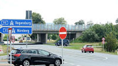 Bild: Schönberger
An der Anschlussstelle Frauenricht wird das Staatliche Bauamt Amberg-Sulzbach  mit einer Ampelanlage die Verkehrssicherheit erhöhen.