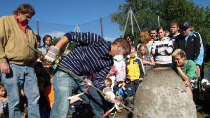 Bild: Harald Mohr
Bei einem Schulprojekt der Volksschule Ammersricht im Jahr 2009 hat man einen funktionierenden Rennofen nachgebaut.