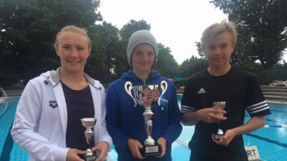 Bild: rbg
Beim internationalen Sprinter-Meeting in Landau/Isar gingen drei Pokale an Aktive des Tirschenreuther Schwimm-Clubs. Von links: Viktoria Bogner, Kathrin Bachmeier und Fynn Legat.