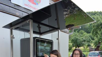 Bild: wku
Selina und Hannah lösen eine Tageskarte am neuen Kassenautomaten.