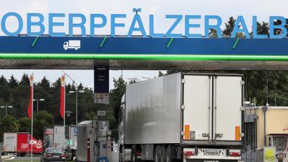 Bild:  [WSB]
Im Aufliegers eines Sattelzugs (hier ein Symbolbild) hat die Polizei auf dem Autobahn-Rastplatz Oberpfälzer Alb zwei Flüchtlinge gefunden.