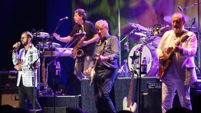Bild: Helmut Kunz
Ex-Beatle Ringo Starr (von links) hat wieder exzellente Musiker in seiner All-Starr-Band, darunter Saxofonist Mark Rivera, Graham Gouldman (10cc) und Colin Hay (Men At Work).