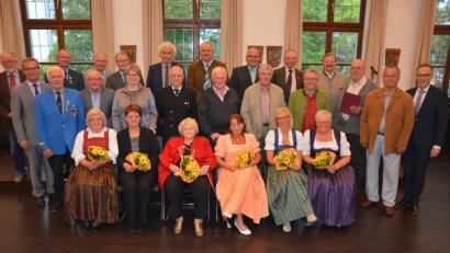 Bild: jr
Mit der Ehrennadel in Silber des Landkreises Tirschenreuth zeichnete Landrat Wolfgang Lippert (obere Reihe 5. von links) 24 Persönlichkeiten aus dem Landkreis aus. Sie haben sich kulturelle und soziale Verdienst erworben, hieß es in der Laudatio.
