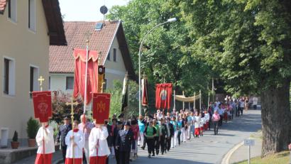 Bild: frd
Mit einer Prozession durch das Dorf legte die Pfarrgemeinde ein Bekenntnis ihres Glaubens ab.