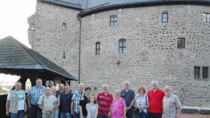 Bild: den
Die Besuchergruppe des SPD-Ortsvereins vor der Kulisse der Burg Falkenberg. Rechts: Falkenbargs Bürgermeister Herbert Bauer, daneben der Krummennaaber SPD-Vorsitzende Uli Roth mit Landtagskandidatin Jutta Deiml.