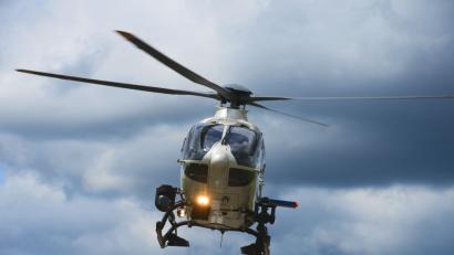 Bild: Bayerische Polizei
Mit einem Helikopter samt Suchscheinwerfer fliegt die Polizei den Wald am Bergmühlweg ab.