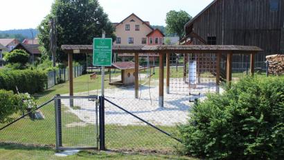 Bild: mnt
Bildanhang
Der Spielplatz ist nach dem Abriss des alten Schützenstadels und der Errichtung einer Treppe zum Burgturm das nächste Planungsprojekt der 
Dorferneuerung.