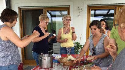 Bild: lep
Nach vielen Informationen am Wegesrand gab es im Anschluss eine Kräuterverköstigung mit Wiesenlimonade, Dost-Lavendel-Keksen und Kräuterquark.