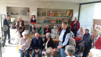 Bild: Waltraud Lobenhofer
Günter Preuß (links) erzählte den Alterspräsidenten der bayerischen Ämter für Ländliche Entwicklung die Geschichte der Kulturscheune.