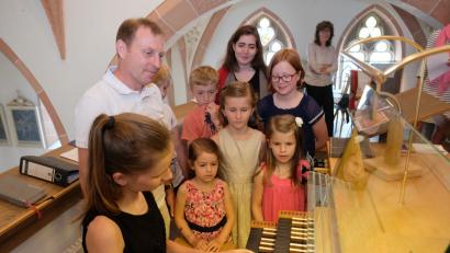Bild: do
Auf ein bemerkenswertes Interesse stößt der bistumsweite Orgel-Schnuppertag in der Pfarrei. Circa zehn Kinder und Jugendliche lockt die Einladung auf die Empore der Stadtpfarrkirche, wo sie von Organist Joachim Steppert in die Geheimnisse der „Königin“ eingeweiht werden.